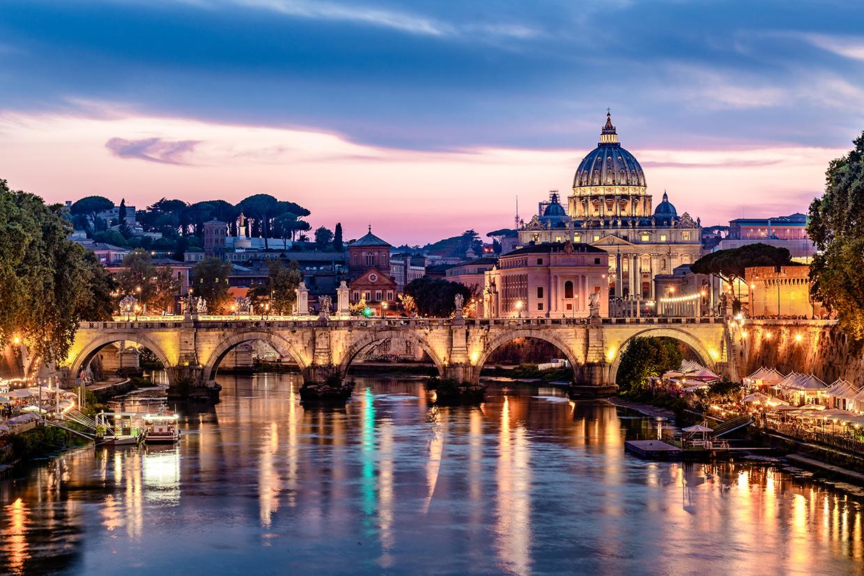 Image of a bridge over the Tiber river in Rome