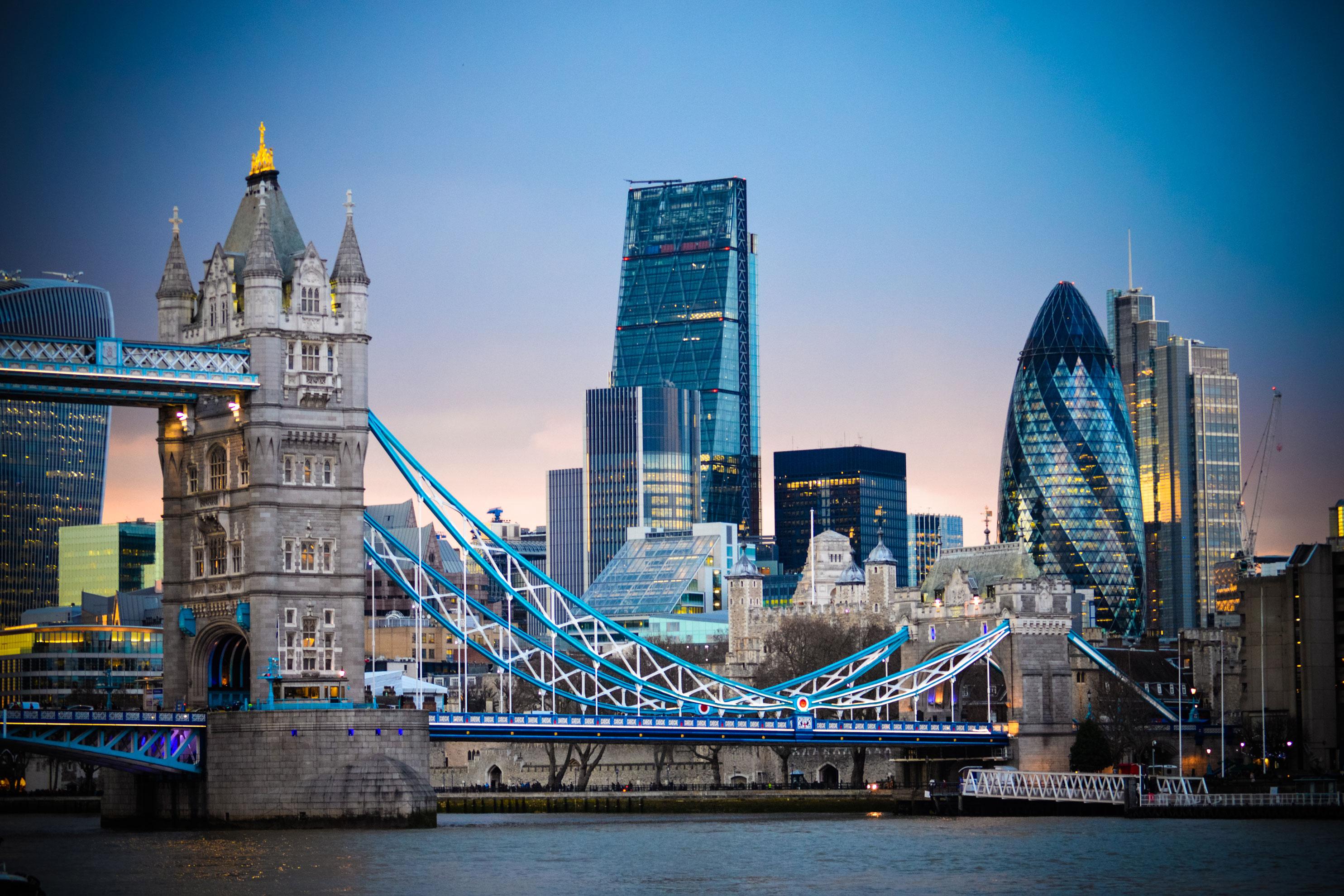 Experience the London Bridge with United Kingdom vacation packages