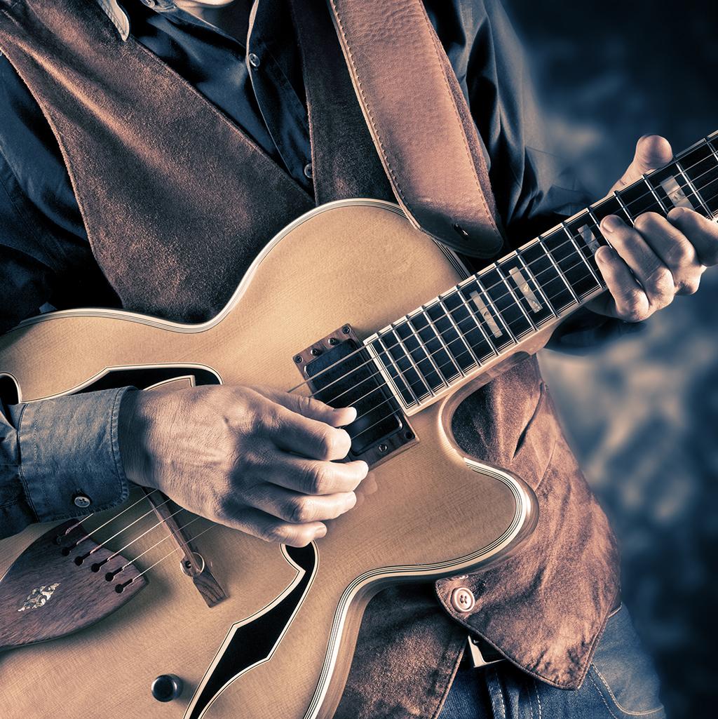 Man playing guitar in Nashville Tennessee